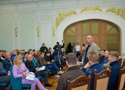 «Разом до рішень»: УНУ став майданчиком для діалогу переселенців і влади