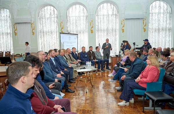 «Разом до рішень»: УНУ став майданчиком для діалогу переселенців і влади