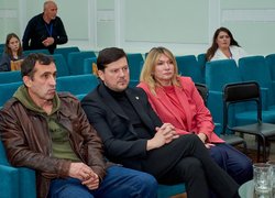 «Разом до рішень»: УНУ став майданчиком для діалогу переселенців і влади