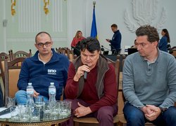 «Разом до рішень»: УНУ став майданчиком для діалогу переселенців і влади