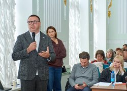 «Разом до рішень»: УНУ став майданчиком для діалогу переселенців і влади