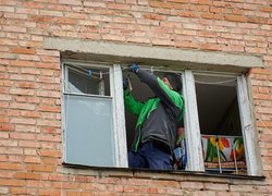 Сила єдності в дії: у гуртожитках УНУ відновлюють пошкоджені вікна