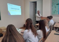 «Пам’ять, що говорить. Мова, що єднає»: в УНУ провели першу лекцію для першокурсників