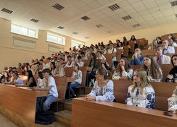 «Пам’ять, що говорить. Мова, що єднає»: в УНУ провели першу лекцію для першокурсників