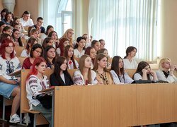 «Пам’ять, що говорить. Мова, що єднає»: в УНУ провели першу лекцію для першокурсників