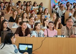 «Пам’ять, що говорить. Мова, що єднає»: в УНУ провели першу лекцію для першокурсників