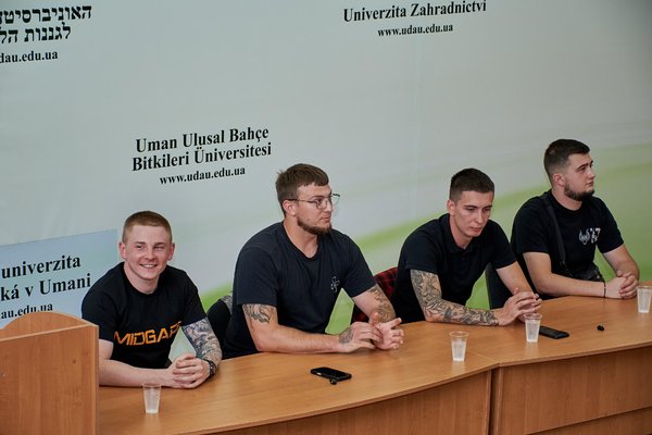 Не про війну з підручників: в УНУ студенти зустрілися з українськими захисниками