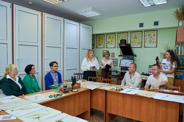 В УНУ презентували сучасний сканер для оцифрування унікальних наукових фондів
