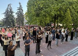 Руханка, що об’єднує: студенти та викладачі УНУ провели активну перерву разом