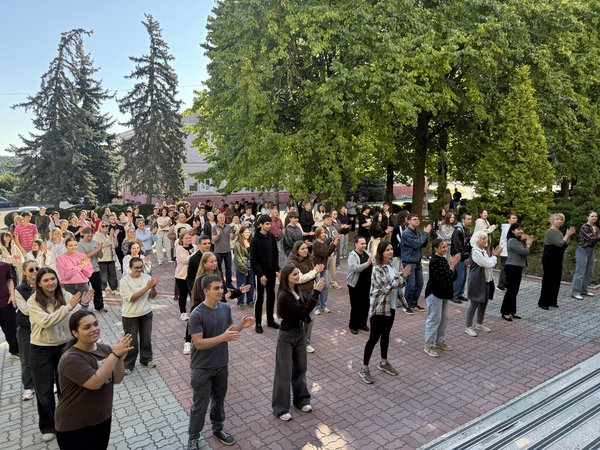 Руханка, що об’єднує: студенти та викладачі УНУ провели активну перерву разом