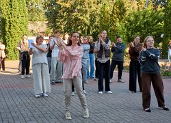 Руханка, що об’єднує: студенти та викладачі УНУ провели активну перерву разом