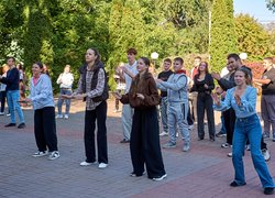 Руханка, що об’єднує: студенти та викладачі УНУ провели активну перерву разом