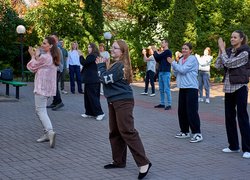 Руханка, що об’єднує: студенти та викладачі УНУ провели активну перерву разом