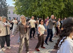 Руханка, що об’єднує: студенти та викладачі УНУ провели активну перерву разом