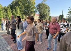 Руханка, що об’єднує: студенти та викладачі УНУ провели активну перерву разом