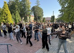 Руханка, що об’єднує: студенти та викладачі УНУ провели активну перерву разом