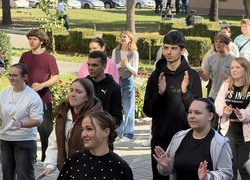 Руханка, що об’єднує: студенти та викладачі УНУ провели активну перерву разом