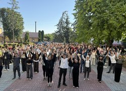 Руханка, що об’єднує: студенти та викладачі УНУ провели активну перерву разом