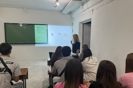 Освітній процес триває: лекція з «Міжнародних економічних відносин» продовжилася в укритті