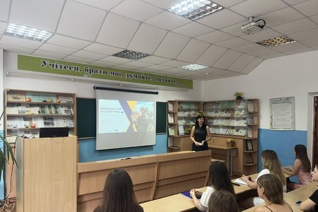 «Перемагає той, хто пам’ятає»: перша лекція нового навчального року вшанувала пам’ять захисників України