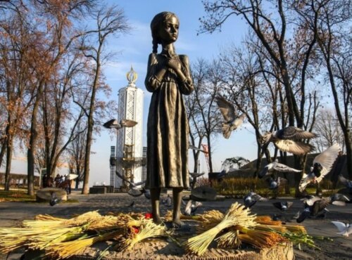 Виставка-інсталяція «Стоїть в скорботі мати-Україна»