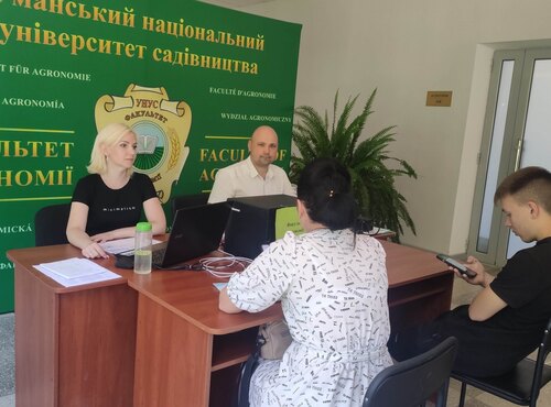 До уваги вступників! З 01 липня 2024 року розпочав роботу Консультаційний центр з питань вступу до Уманського національного університету садівництва.