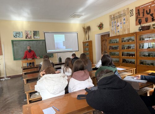 ВПЛИВ ЕКОЛОГІЧНИХ ЧИННИКІВ НА РІСТ І ПРОДУКТИВНІСТЬ ХЛОРЕЛИ: ЗАСІДАННЯ СТУДЕНТСЬКОГО НАУКОВОГО ГУРТКА «ЕКОЛОГІЯ»