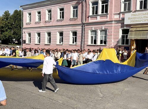 Перший дзвоник під синьо-жовтим стягом