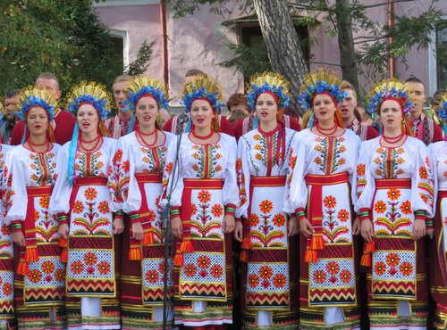Студенти факультету агрономії взяли участь у зйомках університетського кліпу "В сім'ї єдиній" у виконанні народного самодіяльного ансамблю пісні і танцю "Хлібодари"
