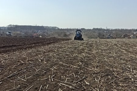Весняні польові роботи на дослідному полі кафедри загального землеробства: підготовка ґрунту під ярі культури