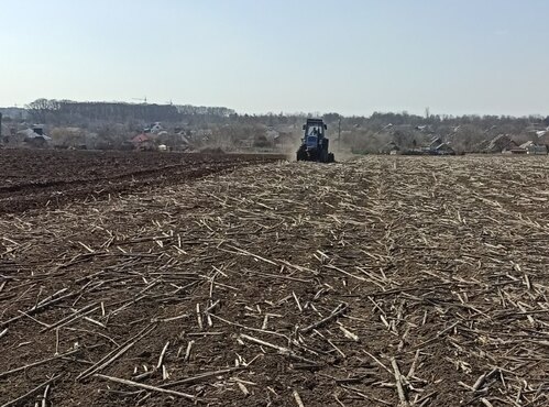 Весняні польові роботи на дослідному полі кафедри загального землеробства: підготовка ґрунту під ярі культури