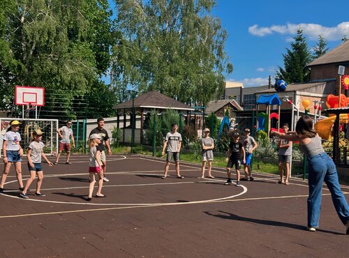 "Усмішки та сміх: Візит студентів факультету до малечі із Центру виховання дітей"