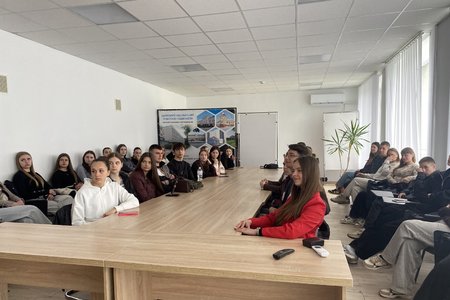 Секрети успіху та сили волі: зустріч здобувачів вищої освіти факультету з Артуром КРАВЦЕМ