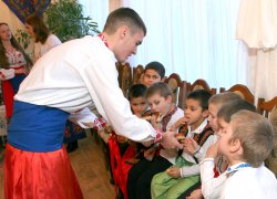 До дитячого притулку завітав Святий Миколай