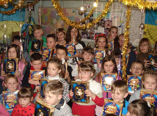 Зроби свято для малечі, якій війна лягла на плечі!