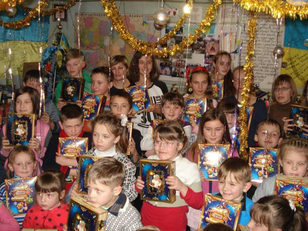Зроби свято для малечі, якій війна лягла на плечі!