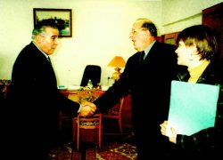 Професор  кафедри  О.М. Геркіял  зустрічає делегацію зі США, 2001 р.