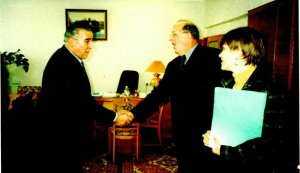 Професор  кафедри  О.М. Геркіял  зустрічає делегацію зі США, 2001 р.