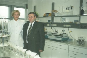Професор Г.М. Господаренко в Німеччині  знайомиться з новим лабораторним обладнанням