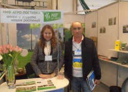 Випускник УНУС 2012 р. за спеціальністю "Плодоовочівництво і виноградарство" магістр Сергій Назарук (праворуч)